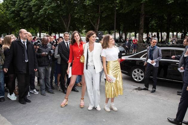 Ines de la Fressange with daughters Nine (left) and Violette d Urso (right) PEOPLE: Modenschau Chanel - Fashion Week haute couture - Paris - 05 07 2016 Viktorx 