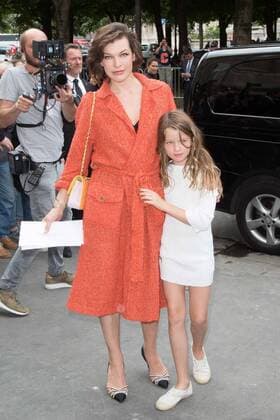 Milla Jovovich and her daughter Ever Gabo Anderson PEOPLE: Modenschau Chanel - Fashion Week haute couture - Paris - 05 07 2016 Viktorx 