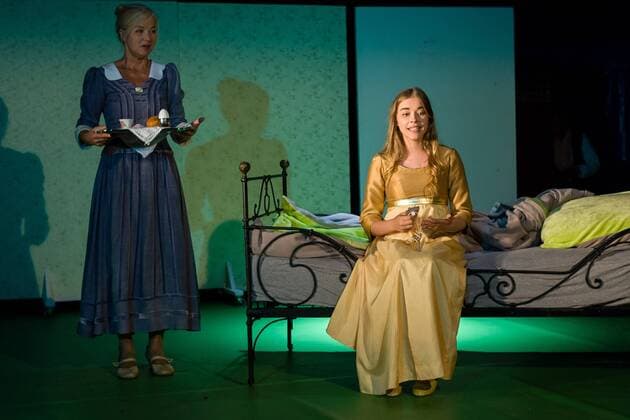 Christina Rohde (Amme) versucht Milena Tscharntke (Prinzessin) mit Gespraechen und Übungen das verlernte Lachen wiederzubringen. Das Kindermaerchen Die Goldene Gans nach den Motiven der Brueder Grimm wird bei den 66. Bad Hersfelder Festspielen von Lottofee Franziska Reichenbacher neu erzaehlt. Copyright: Socher xEibner-Pressefoto EP_kso