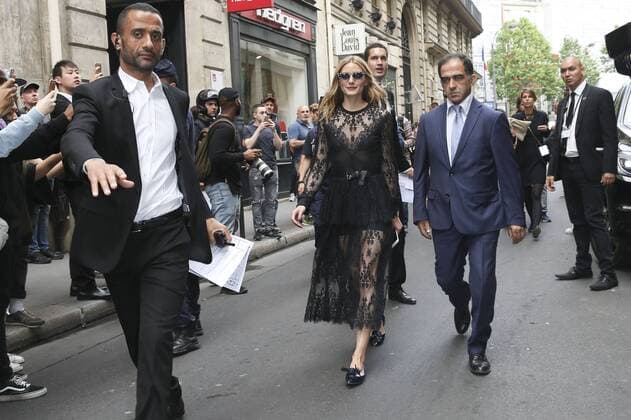 Paris Haute Couture Week - Promis vor Elie Saab Modenschau Olivia Palermo PEOPLE : Modenschau Elie Saab - Haute Couture Herbst Winter - 06 07 2016 GwendolineLeGoffx 
