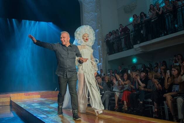 Paris Haute Couture Week - Jean Paul Gaultier Modenschau 209290 Serge Arnal Starface 0000-00-00 Paris France Paris Fashion week. Defilé Haute Couture Automne Hiver 2016. Jean Paul Gaultier. People. Gaultier, Jean-Paul  Copyright: xSergexArnalx xStarfacex STAR_209290_052