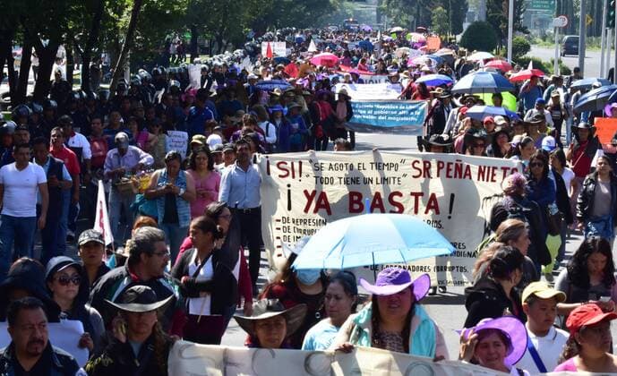 Protest gegen Bildungsreform in Mexiko Members of the National Coordinator of Workers for the Education and sympathizers march to protest against the education reform in Mexico City, Mexico, 6 July 2016. EFE Mario Guzman PROTEST AGAINST THE EDUCATION REFORM IN MEXICO !ACHTUNG: NUR REDAKTIONELLE NUTZUNG!  MEX002 20160706-636034448455032637