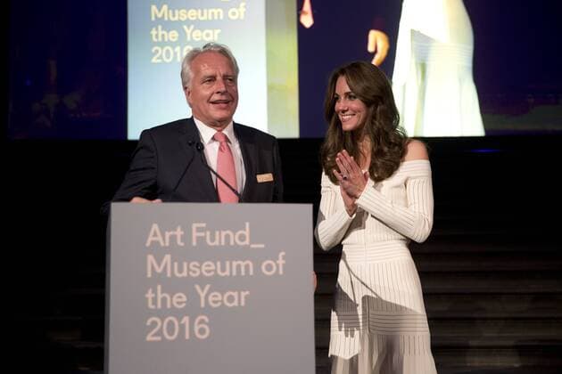 Herzogin Kate besucht Art Fund Museum of the Year Preisverleihung in London . 06 07 2016. London, United Kingdom. The Duchess of Cambridge with Germany s Martin Roth the Director of the Victoria and Albert Museum as he speaks on stage in his capacity as the representative of the winner of the Art Fund Museum of the Year 2016 prize, at the Natural History Museum in London.  xROTAx xi-Imagesx IIM-13108-0009