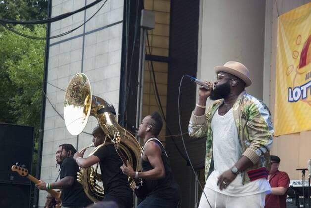 July 6, 2016 - Chicago, IL, USA - Taste of Chicago, one of Chicago s favorite festivals began on Wednesday July 6th and runs through Sunday, July 10, 2016. Grant Park in the center of the City is lined with food stations where Taste-goers can get a sampling from 39 restaurants. Each night, musicians fill the park with their sound. Featured musicians during the festival include, The Roots, Billy Idol, the Isley Brothers and Sheila E. Pictured: Black Thought singing and the Roots Chicago USA - ZUMAh86_