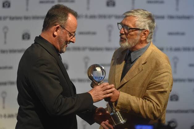 French actor Jean Reno, left, receives the Festival President s Award at the 51st Karlovy Vary International Film Festival in Karlovy Vary, Czech Republic, July 4, 2016. At right is Film Festival President Jiri Bartoska. (CTKxPhoto SlavomirxKubes) CTKPhotoP201607040859901  KBS_0139