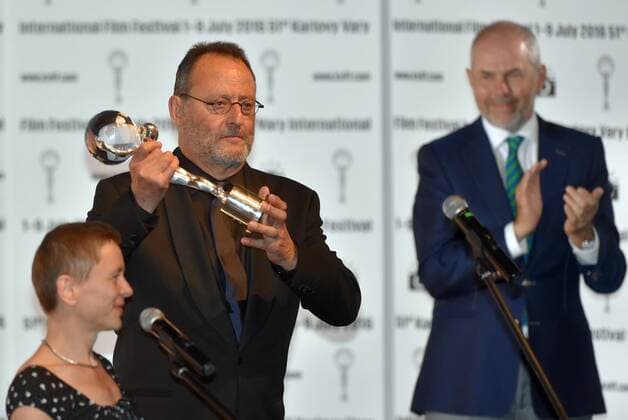 French actor Jean Reno, center, holds the Festival President s Award at the 51st Karlovy Vary International Film Festival in Karlovy Vary, Czech Republic, July 4, 2016. (CTKxPhoto SlavomirxKubes) CTKPhotoP201607040860501  KBS_0137