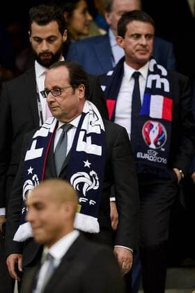 Francois Hollande auf der Tribüne bei Fußballländerspiel Deutschland - Frankreich Francois Hollande - president de la Republique Francaise Manuel Valls - premier ministre CELEBRITES : Allemagne vs France - Demie - UEFA Euro 2016 - Marseille - 07 07 2016 JBAutissier Panoramic 