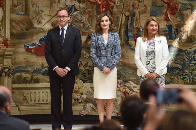 Königin Letizia von Spanien bei Verleihung der Premios Reina Letizia in Madrid Su Majestad la Reina Letizia entrega los premios Reina Letizia 2015 en el Palacio de El Pardo. 588 Diego Puerta Cordon Press H.M. The Queen Letizia gives the Queen Letizia Awards 2015 at El Pardo Palace. Cordon Press  DiegoxPuerta