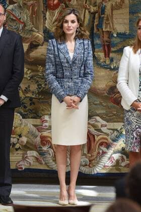 Königin Letizia von Spanien bei Verleihung der Premios Reina Letizia in Madrid Su Majestad la Reina Letizia entrega los premios Reina Letizia 2015 en el Palacio de El Pardo. 588 Diego Puerta Cordon Press H.M. The Queen Letizia gives the Queen Letizia Awards 2015 at El Pardo Palace. Cordon Press  DiegoxPuerta