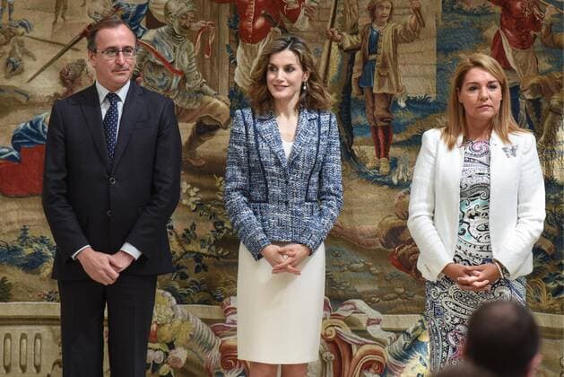 Königin Letizia von Spanien bei Verleihung der Premios Reina Letizia in Madrid Su Majestad la Reina Letizia entrega los premios Reina Letizia 2015 en el Palacio de El Pardo. 588 Diego Puerta Cordon Press H.M. The Queen Letizia gives the Queen Letizia Awards 2015 at El Pardo Palace. Cordon Press  DiegoxPuerta