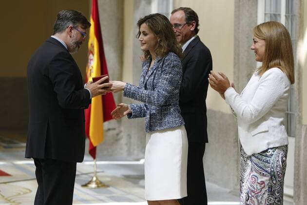 Königin Letizia von Spanien bei der Verleihung der Premios Reina Letizia in Madrid Spain s Queen Letizia (C) prizes the Mayor of Plasencia, Fernando Pizarro, during the Queen Letizia Awards 2015 of the Disability Royal Patronage handover ceremony held at the palace of El Pardo in Madrid, Spain, 08 July 2016. Queen Letizia Awards 2015 !ACHTUNG: NUR REDAKTIONELLE NUTZUNG!  GRA139 20160708-636035828327367357