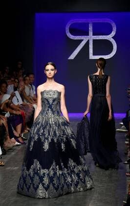 Rome Fashion Week - Renato Balestra Modenschau epa05416115 Models present creations from the autumn winter collection 2016 2017 by Italian designer Renato Balestra (R) during the AltaRomaAltaModa fashion week in Rome, 08 July 2016. Renato Balestra - Runway - AltaRomaAltaModa Fashion Week !ACHTUNG: NUR REDAKTIONELLE NUTZUNG!  ROM124 20160708-636036190645778761