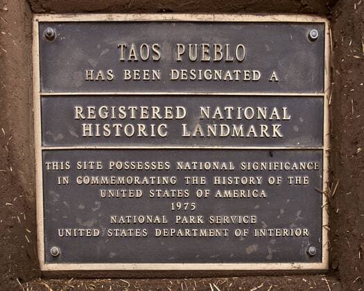 IMAGO Cultures of the world, Taos Pueblo in New Mexico, USA Oct. 21, 2010 - Taos, New Mexico, US - A bronze plaque noting that Taos Pueblo has been designated a Registered National Historic Landmark in 1975 by the National Park Service of the U.S. Department of the Interior. - ZUMAd84_