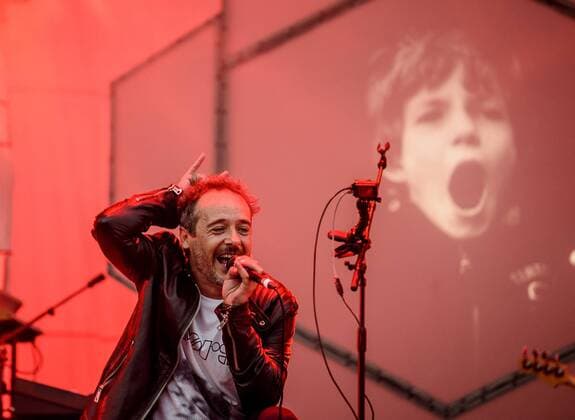 Singer of the band Love of Lesbian , Santi Blames, performs during the second day of the International Music Festival Bilbao BBK Live in Bilbao, Spain, on 8 July 2016. International music festival Bilbao BBK Live !ACHTUNG: NUR REDAKTIONELLE NUTZUNG!  GRA483 20160709-636036267279622396
