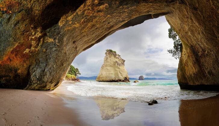  Cathedral Cave mit freistehenden Kalksandsteinfelsen, Cathedral Cave Beach, Mercury Bay, Te Whanganui-A-Hei, Hahei, Coromandel Peninsula, Nordinsel, Neuseeland, Ozeanien Copyright: imageBROKER/MichaelxRucker ibxrum04381677.jpg