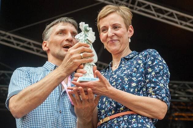 Bilder des Tages RUTH Preisverleihung auf Heidecksburg Die RUTH-Preisträger 2016 Royal Street Orchestra mit der Förder-RUTH 2016 Matthias Schriefl mit der Festival-RUTH 2016 Andrea Hotzko mit der Ehren-RUTH 2016 Stoppok - Hauptpreis zur RUTH 2016 im Bild: Andrea Hotzko 26. Rudolstadt Festival - Roots Folk Weltmusik