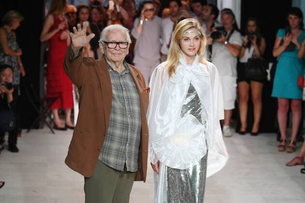 Fashion designer Pierre Cardin waves next to a model presenting one of his creations during a fashion show in Bonnieux, southern France, July 9, 2016. ) FRANCE-FASHION-PIERRE CARDIN LixGenxing 
