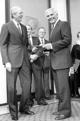 Bundespräsident Karl Carstens (li.) und Joachim Fuchsberger