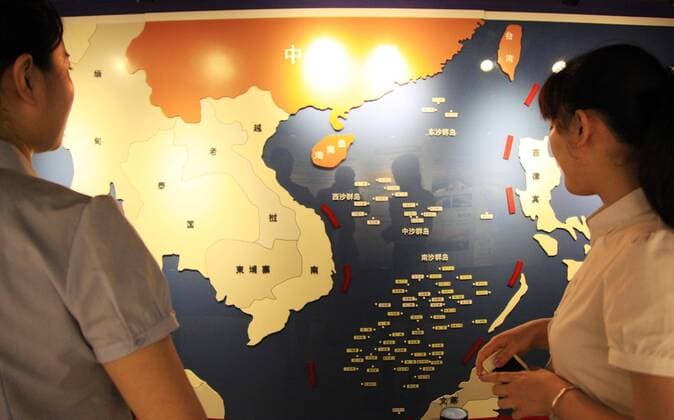 Inselstreit - 3D Modell vom Südchinesischen Meer NANJING, CHINA - JULY 12: Guides explain in front of the 3D map of South China Sea at Nanjing Ocean National Defense Education Museum on July 12, 2016 in Nanjing, Jiangsu Province of China. The People s Daily, official newspaper of Communist Party of China, accused Philippines so-called South China Sea arbitration which would be announced on Tuesday by the Arbitral Tribunal at The Hague. Chinese media said the arbitration initiated by the Philippines was instigated and manipulated by the United States, and was irresponsible and injustice on international legal system.  CFP488134598