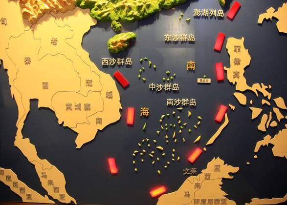 Bilder des Tages Inselstreit - 3D Modell vom Südchinesischen Meer NANJING, CHINA - JULY 12: Image shows the 3D map of South China Sea at Nanjing Ocean National Defense Education Museum on July 12, 2016 in Nanjing, Jiangsu Province of China. The People s Daily, official newspaper of Communist Party of China, accused Philippines so-called South China Sea arbitration which would be announced on Tuesday by the Arbitral Tribunal at The Hague. Chinese media said the arbitration initiated by the Philippines was instigated and manipulated by the United States, and was irresponsible and injustice on international legal system.  CFP488134603
