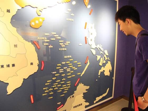 Inselstreit - 3D Modell vom Südchinesischen Meer NANJING, CHINA - JULY 12: A citizen looks at the 3D map of South China Sea at Nanjing Ocean National Defense Education Museum on July 12, 2016 in Nanjing, Jiangsu Province of China. The People s Daily, official newspaper of Communist Party of China, accused Philippines so-called South China Sea arbitration which would be announced on Tuesday by the Arbitral Tribunal at The Hague. Chinese media said the arbitration initiated by the Philippines was instigated and manipulated by the United States, and was irresponsible and injustice on international legal system.  CFP488134605