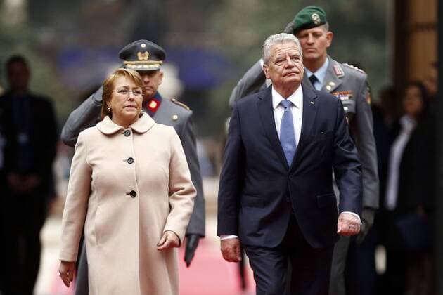 Bilder des Tages Chilean President Michelle Bachelet (L) receives her German counterpart Joachim Gauck at La Moneda Palace in Santiago de Chile, Chile, 12 July 2016. Gauck is on a two-day official visit in the country to promote the bilateral realtions between both countries, the challenges of democracy and the historical memory. CHILEAN PRESIDENT MICHELLE BACHELET RECEIVES HER GERMAN COUNTERPART JOACHIM GAUCK !ACHTUNG: NUR REDAKTIONELLE NUTZUNG!  CHI003 20160712-636039488638925618