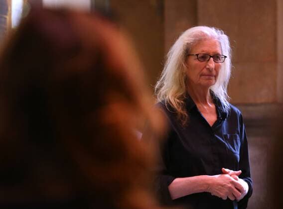 A picture dated 8 July 2016 showing US photographer Annie Leibovitz during the presentation of her exhibition Women, new portraits in Mexico City, Mexico. Leibovitz, author of the iconic banners of Mexico 86 World Cup presented her new work that reflects the changes of feminine roles today. ANNIE LEIBOVITZ TAKES HER WORK WOMEN, NEW PORTRAITS TO MEXICO !ACHTUNG: NUR REDAKTIONELLE NUTZUNG!  MEX001 20160712-636039584079946381