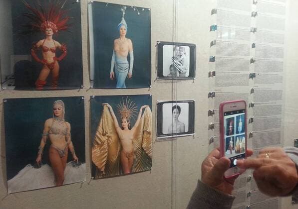 A visitor takes a picture of a display of the exhibition Women, new portraits by US photographer Annie Leibovitz in Mexico City, Mexico, 12 July 2016. Twenty photographs of women such as Pakistani activist Malala Yousafzai and Burmese politician Aung San Suu Kyi are displayed at the facilities of Proyecto Publico Prim located at the central colony of Juarez in Mexico City until the 31 July. EFE Mario Guzman ANNIE LEIBOVITZ PRESENTS HER EXHIBITION WOMEN, NEW PORTRAITS TO MEXICO !ACHTUNG: NUR REDAKTIONELLE NUTZUNG!  MEX003 20160712-636039643812706071