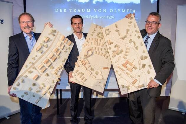 Bilder des Tages Koeln vl: Wolfgang Lewitzki (Sammlungsleiter), Produzent Kay Siering und Geschaeftsfuehrer des Museums Sebastian Konrad mit dem Modell des Olympischen Dorfes von 1936 bei der Erstauffuehrung von Der Traum von Olympia ? Die Nazi-Spiele von 1936 am 12.07.2016, Copyright: Schueler Eibner-Pressefoto EP_JSE