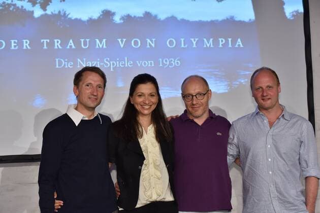 Die Regisseure und Autoren Florian Huber, l-r, und Mira Thiel, die Schauspieler Simon Schwarz , l-r, und Christian Hockenbrink am 12.07.2016 bei dem Preview Der Traum von Olympia – Die Nazi-Spiele von 1936 . Bei diesem feierlichen Anlass wird dem Deutschen Sport & Olympia Museum das für die Dreharbeiten angefertigte Modell des Olympischen Dorfes übergeben