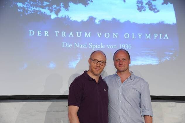 Die Schauspieler Simon Schwarz , l-r, und Christian Hockenbrink am 12.07.2016 bei dem Preview Der Traum von Olympia – Die Nazi-Spiele von 1936 . Bei diesem feierlichen Anlass wird dem Deutschen Sport & Olympia Museum das für die Dreharbeiten angefertigte Modell des Olympischen Dorfes übergeben