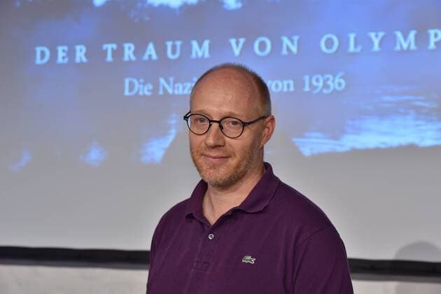 Der Schauspieler Simon Schwarz am 12.07.2016 bei dem Preview Der Traum von Olympia – Die Nazi-Spiele von 1936 . Bei diesem feierlichen Anlass wird dem Deutschen Sport & Olympia Museum das für die Dreharbeiten angefertigte Modell des Olympischen Dorfes übergeben