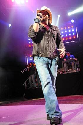 Aug 27, 2010 - Cincinnati, Ohio, U.S. - TOBY KEITH Live in Cincinnati, Ohio. - ZUMAhr3_