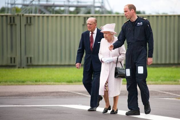 Helikopterpilot Prinz William begrüßt seine Großeltern Queen Elizabeth und Prinz Philip auf seiner Basis . 13 07 2016. Cambridge, United Kingdom. Her Majesty The Queen opens the EAAA (East Anglia Air Ambulance) new operating base, the Egerton-Smith Centre. Cambridge Int. Airport.  xTerryxHarrisx xi-Imagesx IIM-13163-0045