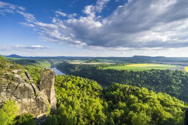 Landschaft mit Felsformationen, Fluss Elbe, blauer bewölkter Himmel, Nationalpark Sächsische Schweiz, Bad Schandau, Sachsen, Deutschland, Europa Copyright: imageBROKER/FrankxBienewald iblfbd04371449.jpg