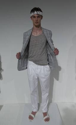 New York Fashion Week - Zachary Prell Modenschau New York Fashion week mens Spring Summer 2017 Model shows off dress by Zachary Prell during New York Fashion week mens Spring Summer 2017 at Skylight Clarkson  LevxRadin