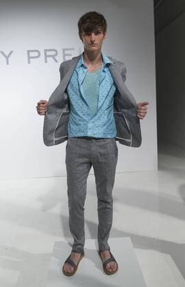 New York Fashion Week - Zachary Prell Modenschau New York Fashion week mens Spring Summer 2017 Model shows off dress by Zachary Prell during New York Fashion week mens Spring Summer 2017 at Skylight Clarkson  LevxRadin