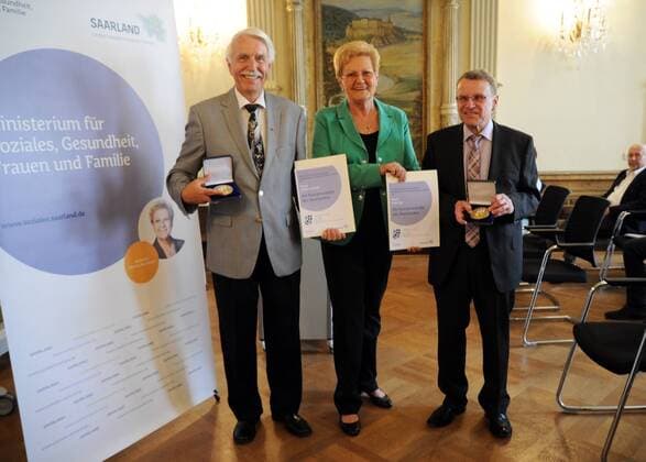 Verleihung der Sozialmedaille des Saarlandes am Donnerstag (14.07.2016) im historischen Sitzungssaal des Sozialministeriums in Saarbrücken. Im Bild: Sozialministerin Monika Bachmann mit Lothar Arnold (links) und Toni Job (rechts), die beide eine Medaille erhalten.