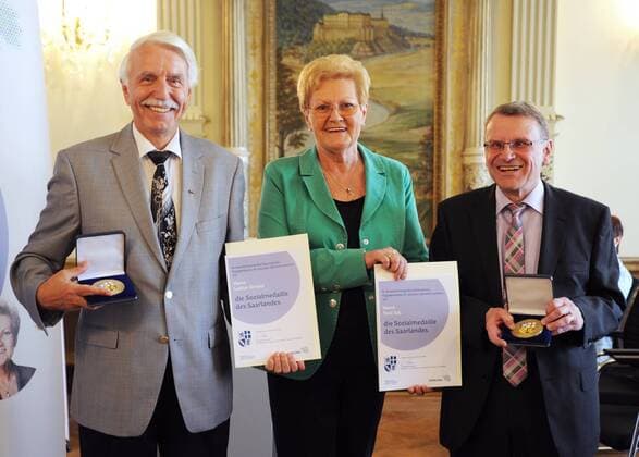 Verleihung der Sozialmedaille des Saarlandes am Donnerstag (14.07.2016) im historischen Sitzungssaal des Sozialministeriums in Saarbrücken. Im Bild: Sozialministerin Monika Bachmann mit Lothar Arnold (links) und Toni Job (rechts), die beide eine Medaille erhalten.