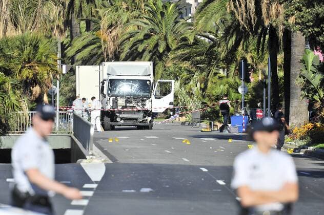 Anschlag in Nizza - Spurensicherung am Lkw LKW, mit dem der Anschlag verübt wurde auf der Promenade des Anglais - Anschlag in Nizza, Frankreich - 15 07 2016 NorbertScanella Panoramic 