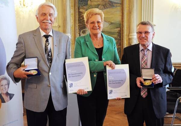 Verleihung der Sozialmedaille des Saarlandes am Donnerstag (14.07.2016) im historischen Sitzungssaal des Sozialministeriums in Saarbrücken. Im Bild: Sozialministerin Monika Bachmann mit Lothar Arnold (links) und Toni Job (rechts), die beide eine Medaille erhalten.