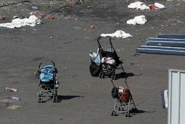 Bilder des Tages Anschlag in Nizza View of some baby carriage next to sheets that have been use to cover the bodies are seen the Promenade des Anglais where the truck crashed into the crowd during the Bastille Day celebrations, in Nice, France, 15 July 2016. According to reports, at least 84 people died and many were wounded after a truck drove into the crowd on the famous Promenade des Anglais during celebrations of Bastille Day in Nice, late 14 July. Anti-terrorism police took over the investigation in the incident, media added. Flowers and message to pay a tribute to victims !ACHTUNG: NUR REDAKTIONELLE NUTZUNG!  20160715-636042049796706296