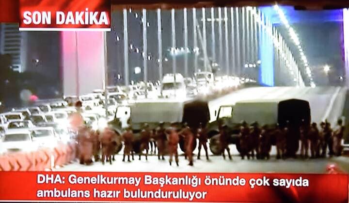Putschversuch in der Türkei Bilder des Tages (160715) -- ISTANBUL, July 15, 2016 -- This still image from Turkey s CNN Turk channel shows Turkey s gendarmerie guarding a bridge in Istanbul, Turkey, on July 15, 2016. Turkey s gendarmerie on Friday night closed the two bridges that connect Istanbul s Asian and European parts over the Bosphorus Strait, Turkish media reported. ) TURKEY-ISTANBUL-BRIDGES-CLOSED HexCanling 