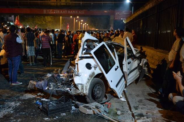 Putschversuch in der Türkei - Bilder aus Ankara (160716) -- ANKARA, July 16, 2016 -- People gather near a destroyed car in Ankara, Turkey, July 16, 2016. A military statement on Turkish media said on July 15 that the armed forces have fully seized power in the country. But Turkish President Recep Tayyip Erdogan said early Saturday the coup attempt has failed. ) (yk) TURKEY-ANKARA-UNREST MustafaxKaya 