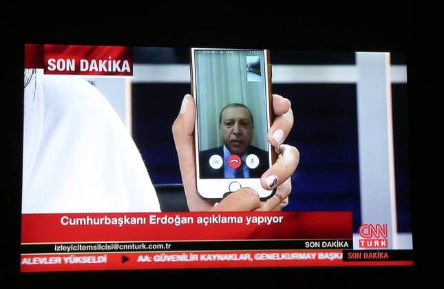 Bilder des Tages Putschversuch in der Türkei - Erdogan meldet sich per Facetime Turkish President Recep Tayyip Erdogan is on Turkish television. Turkish Army forces anounced that on Friday they had taken power in the country to protect the democratic order and to maintain human rights.  15437807
