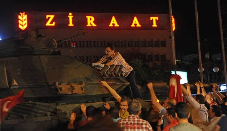 Putschversuch in der Türkei - Bürger versuchen Panzer zu stoppen Turkish people protest against the coup in Ankara, Turkey, late Friday, July 15, 2016. Members of Turkey s armed forces said they had taken control of the country, but Turkish officials said the coup attempt had been repelled early Saturday morning in a night of violence, according to state-run media.  15437844