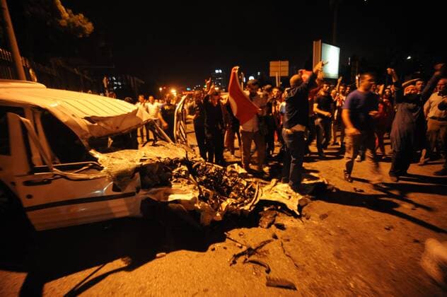 Putschversuch in der Türkei - Bilder aus Ankara Turkish people protest against the coup in Ankara, Turkey, late Friday, July 15, 2016. Members of Turkey s armed forces said they had taken control of the country, but Turkish officials said the coup attempt had been repelled early Saturday morning in a night of violence, according to state-run media.  15437863