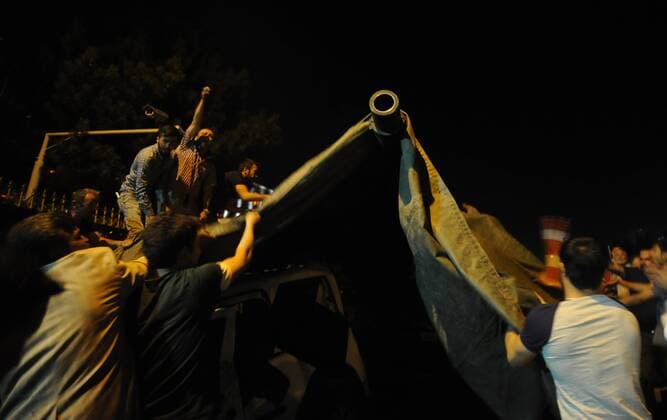 Putschversuch in der Türkei - Bürger versuchen Panzer zu stoppen Turkish people protest against the coup in Ankara, Turkey, late Friday, July 15, 2016. Members of Turkey s armed forces said they had taken control of the country, but Turkish officials said the coup attempt had been repelled early Saturday morning in a night of violence, according to state-run media.  15437879