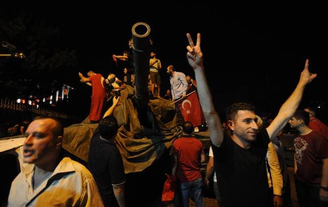 Putschversuch in der Türkei - Bürger versuchen Panzer zu stoppen Turkish people protest against the coup in Ankara, Turkey, late Friday, July 15, 2016. Members of Turkey s armed forces said they had taken control of the country, but Turkish officials said the coup attempt had been repelled early Saturday morning in a night of violence, according to state-run media.  15437888
