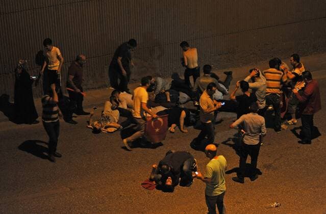 Turkish people fell down from a bridge at Ankara. A group of Turkey s armed forces said on Friday they had taken power in the country to protect the democratic order and to maintain human rights. Turkish people on Turkish tanks. (  Copyright: OsmancanxGurdoganx-xDepoxPhotos 15437902